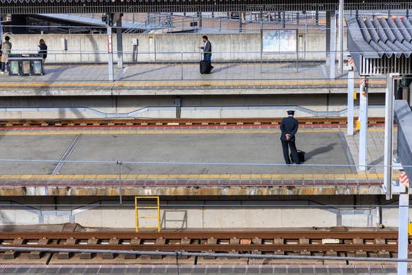 Overhead View Train Conductor Passengers Uncrowded Platform High Quality Photo — Stock Photo, Image