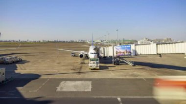 Tokyo, Japonya - 14 Kasım 2022 Yoğun Haneda Havaalanı 'ndan kalkan Skymark uçağı. Yüksek kalite 4k görüntü