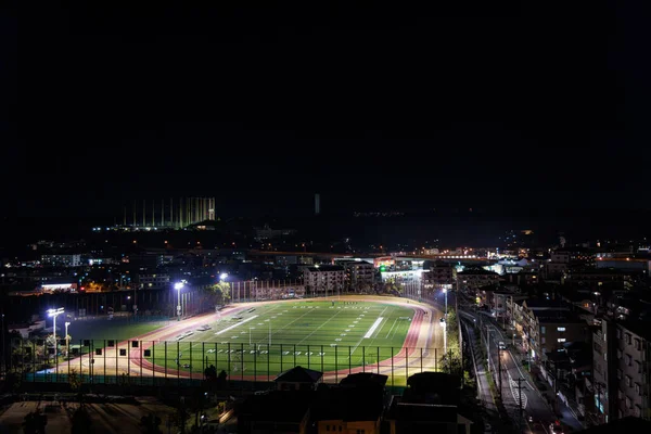 明亮的灯光照射在空旷的跑道和足球场上 高质量的照片 — 图库照片