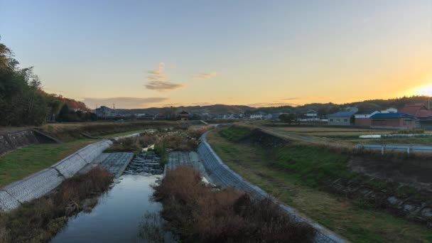 時間の経過 日本の農村部では 川に太陽が昇る 高品質4K映像 — ストック動画