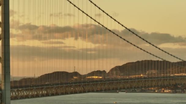 Camião Carga Trânsito Ligeiro Ponte Suspensa Nascer Sol Imagens Alta — Vídeo de Stock
