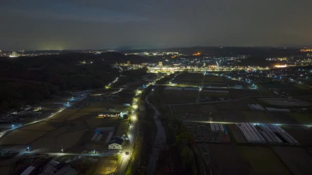 在日出时分 汽车沿着乡间小路向小城镇的灯火驶去 高质量的4K镜头 — 图库视频影像