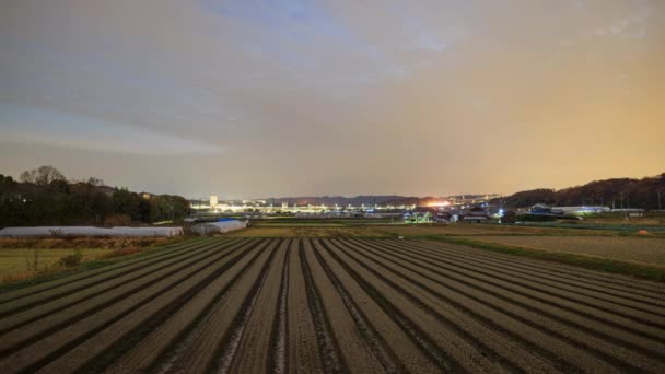 日出时分 云彩带着遥远的村庄在新开垦的田野上空移动 高质量的4K镜头 — 图库视频影像