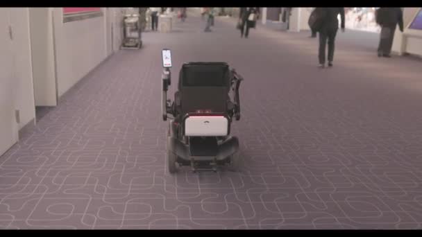 Tokio Japonsko Listopadu 2022 Samojízdný Invalidní Vozík Cestující Letištním Terminálu — Stock video