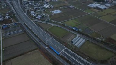 Kışın çevre ve tarım arazilerinde hafif trafik var. Yüksek kalite 4k görüntü