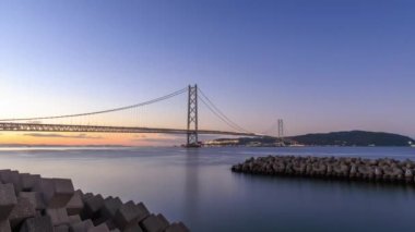 Sabit Zaman Sürati: Gündoğumunda gemiler asma köprüde trafiğin altından geçiyor. Yüksek kalite 4k görüntü