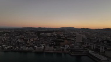 Gün doğumunda sahil kasabasındaki deniz manzaralı apartman binaları. Yüksek kalite 4k görüntü