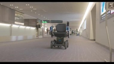 Tokyo, Japonya - 12 Kasım 2022: otomatik tekerlekli sandalye havaalanı terminalinden geçiyor. Yüksek kalite 4k görüntü