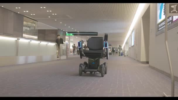 Tokio Japonia Listopada 2022 Samojezdny Wózek Inwalidzki Przejeżdża Przez Terminal — Wideo stockowe