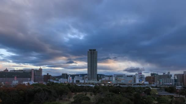 Traslado Día Noche Lapso Tiempo Nubes Dramáticas Sobre Torre Estación — Vídeos de Stock