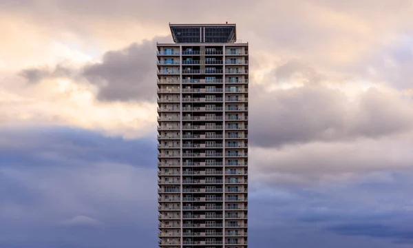 Dramatische Wolken Achter Appartemententoren Bij Zonsondergang Hoge Kwaliteit Foto — Stockfoto