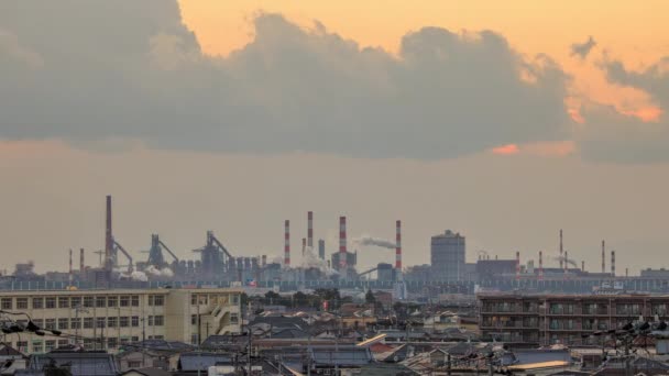 Bulutlar Günbatımında Evlerin Yanındaki Sanayi Tesislerinden Gelen Gaz Emisyonlarıyla Karışır — Stok video