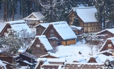 Geleneksel Japon Gu evleri karda küçük bir dağ köyünde. Yüksek kalite fotoğraf