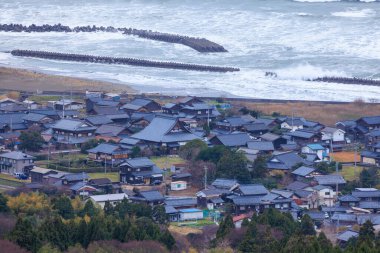 Japon Denizi kıyısındaki köye bakıyorum. Yüksek kalite fotoğraf