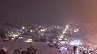 Shirakawa-go köyü üzerindeki hava akıntısı, Gifu dağlarında gthe-zukuri sazlı çatı evleri olan geleneksel bir Japon köyü..