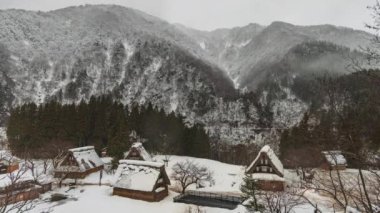 Kar ve sis, karlı dağ manzarasındaki Gokayama köyüne doğru ilerliyor. Yüksek kalite 4k görüntü