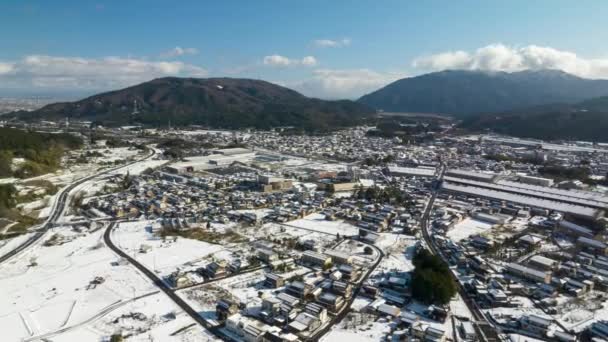 Lapso Tempo Aéreo Sobre Neve Cobriu Pequena Cidade Com Montanhas — Vídeo de Stock