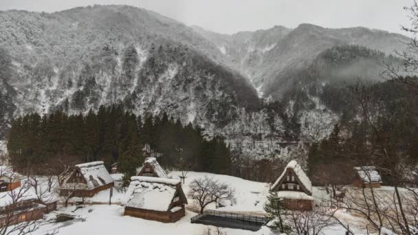 雪と霧が雪山の風景の中で五箇山村を移動する 高品質4K映像 — ストック動画