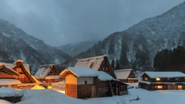 Gifu Bölgesi 'ndeki bir dünya mirası alanı olan Gokayama köyündeki geleneksel ahşap çiftlik evleri..