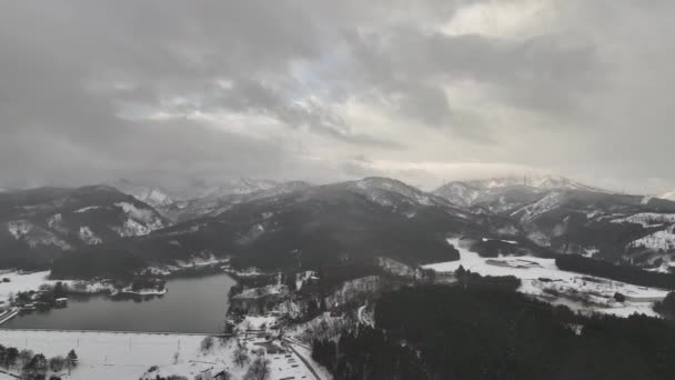 Voando Sobre Paisagem Branca Montanha Como Neve Cai Imagens Alta — Vídeo de Stock