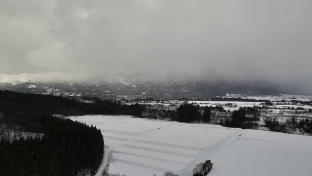 Start Nad Pokrytymi Śniegiem Polami Ryżowymi Zimowy Krajobraz Górski Wysokiej — Wideo stockowe