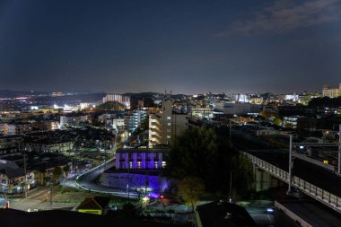 Yerleşim yerleri ve geceleri yayılan şehir manzarası. Yüksek kalite fotoğraf