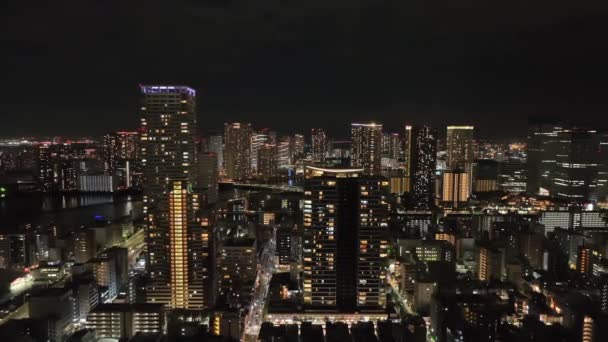 Αργή Εναέρια Κίνηση Προς Φώτα Από Ψηλά Κτίρια Στην Πόλη — Αρχείο Βίντεο