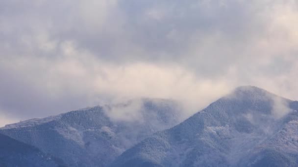 Time Lapse Σύννεφα Κινούνται Πάνω Από Χιονισμένα Βουνά Την Ηλιόλουστη — Αρχείο Βίντεο