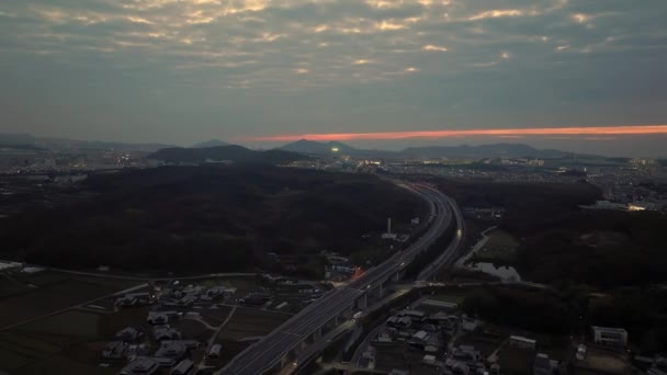 Рассвет Над Легким Движением Дороге Через Разрастающийся Маленький Городок Высококачественные — стоковое видео