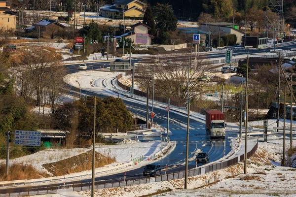 Sekigahara, Japonya - 25 Aralık 2022: Güneşli bir günde rüzgarlı yolda karlı arazide yük kamyonu. Yüksek kalite fotoğraf
