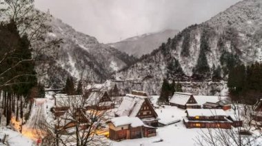 Japonya 'nın orta kesimindeki Gifu bölgesinin geleneksel sazdan çatı evleriyle ünlü geleneksel bir köyü olan Gokayama' da kış dönemi atlaması.