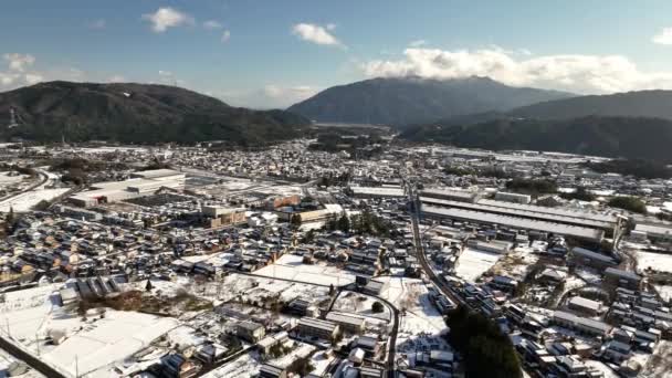 日当たりの良い冬の日に雪に覆われた岐阜県中央部の町 関ケ原 高品質4K映像 — ストック動画