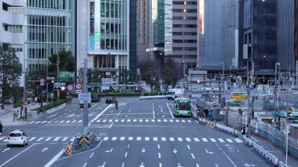 Lastbilar Och Bussar Närmar Sig Trafikljuset Framför Osaka Station Tidigt — Stockvideo