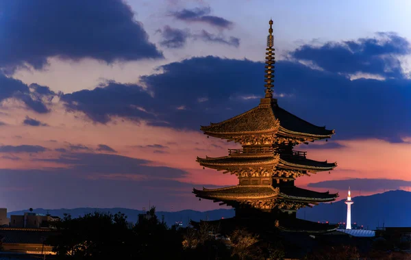 Yasaka Pagoda 'dan Higashiyama ve güneş batarken Kyoto Kulesi' nden görüntü. Yüksek kalite fotoğraf