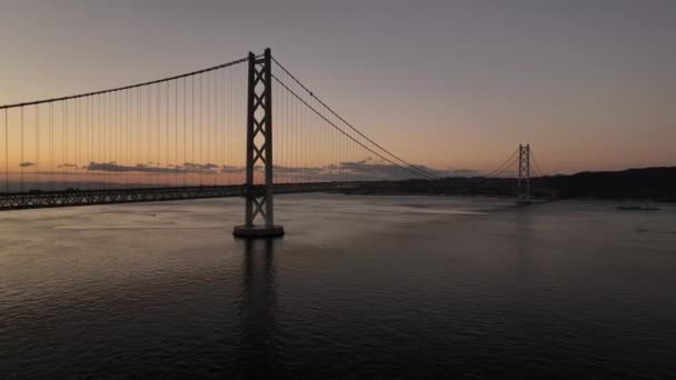 Воздушный Подход Длинному Подвесному Мосту Над Спокойной Водой Рассвете Высококачественные — стоковое видео
