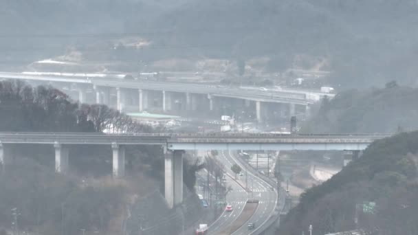 Luftaufnahme Des Leichten Verkehrs Auf Der Autobahn Überführung Mit Morgennebel — Stockvideo