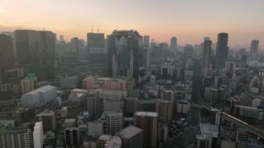 Şehir merkezindeki dairelerin üstündeki ofis binaları puslu bir sabahta.