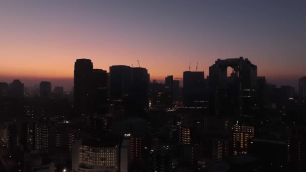 在朦胧的早晨 天空中黎明时分的色彩笼罩着黑暗的城市 高质量的4K镜头 — 图库视频影像