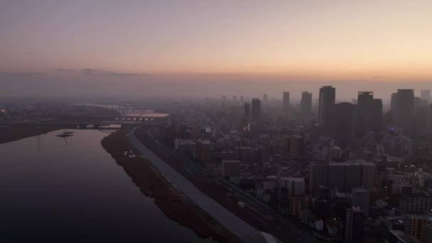 大阪のダウンタウンや梅田地区に隣接する淀川では 明け方に大気中の霞がかかります — ストック動画