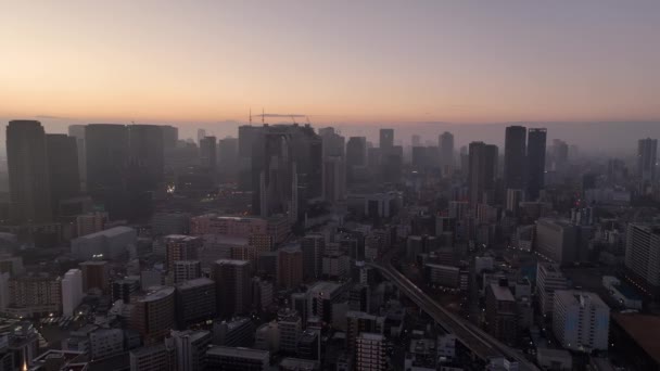 早朝の大阪 梅田の市街地の空中写真 — ストック動画