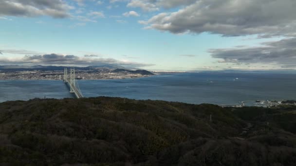 明石海峡大橋は淡路島から本土の舞子 明石市までの水路にまたがる — ストック動画