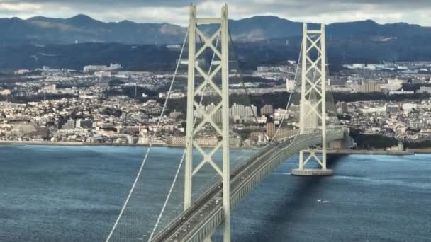 Воздушный Поворот Над Легким Движением Подвесном Мосту Прибрежный Город Высококачественные — стоковое видео