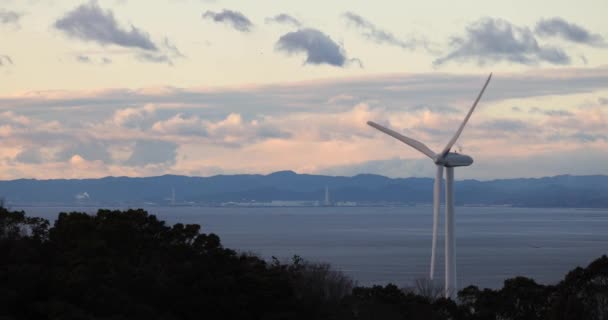 明媚的落日洒落在觉醒岛的单风力涡轮机上 产生绿色电力 高质量的4K镜头 — 图库视频影像
