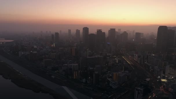 現代の高層オフィスビルの上の煙霧と霧の中で日の出 高品質4K映像 — ストック動画
