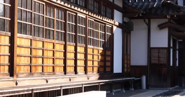 Повільна Сковорідка Через Традиційні Японські Двері Ранковому Сонці Кадри Високої — стокове відео