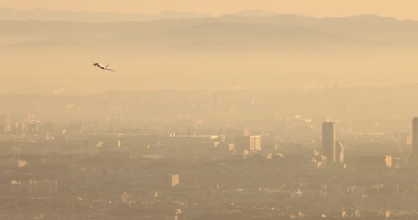 大阪伊丹空港発の便は 空気の質の悪い日に街の北部に広がります 高品質4K映像 — ストック動画