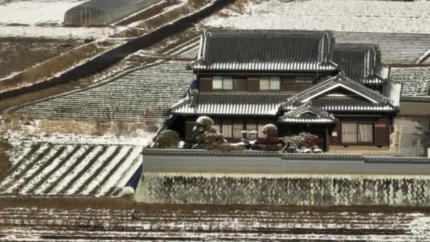 Aerial Pan Traditional Japanese Wooden Farmhouse Snow Next Road High — Vídeo de Stock