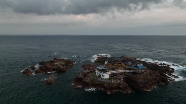 Takeoff Island Shrine Rocky Outcrop Vast Sea High Quality Footage — Video Stock