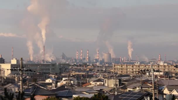 Zoom Large Industrial Plant Spewing Smoke Air Pollution Neighborhood High — 图库视频影像
