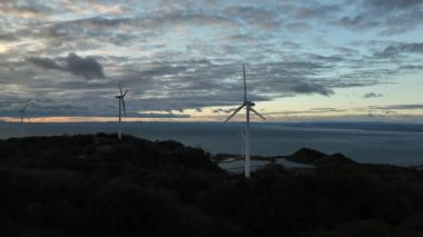 Küçük Rüzgar Çiftliği 'nde türbinler, Sunset' te deniz kenarında. Yüksek kalite 4k görüntü